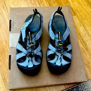 Keen Waterproof women’s 9.5 Women’s Robin Egg Blue hiking/kayaking water shoes